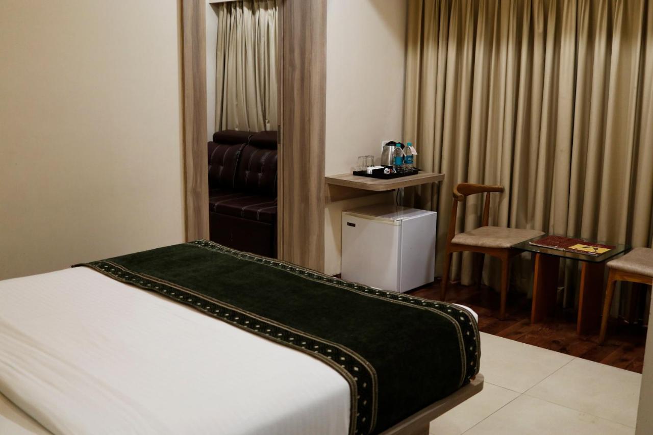 The Myriad Hotel Bhayandar Eksteriør bilde