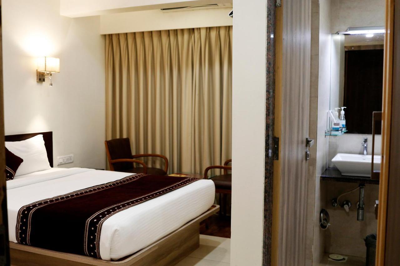 The Myriad Hotel Bhayandar Eksteriør bilde