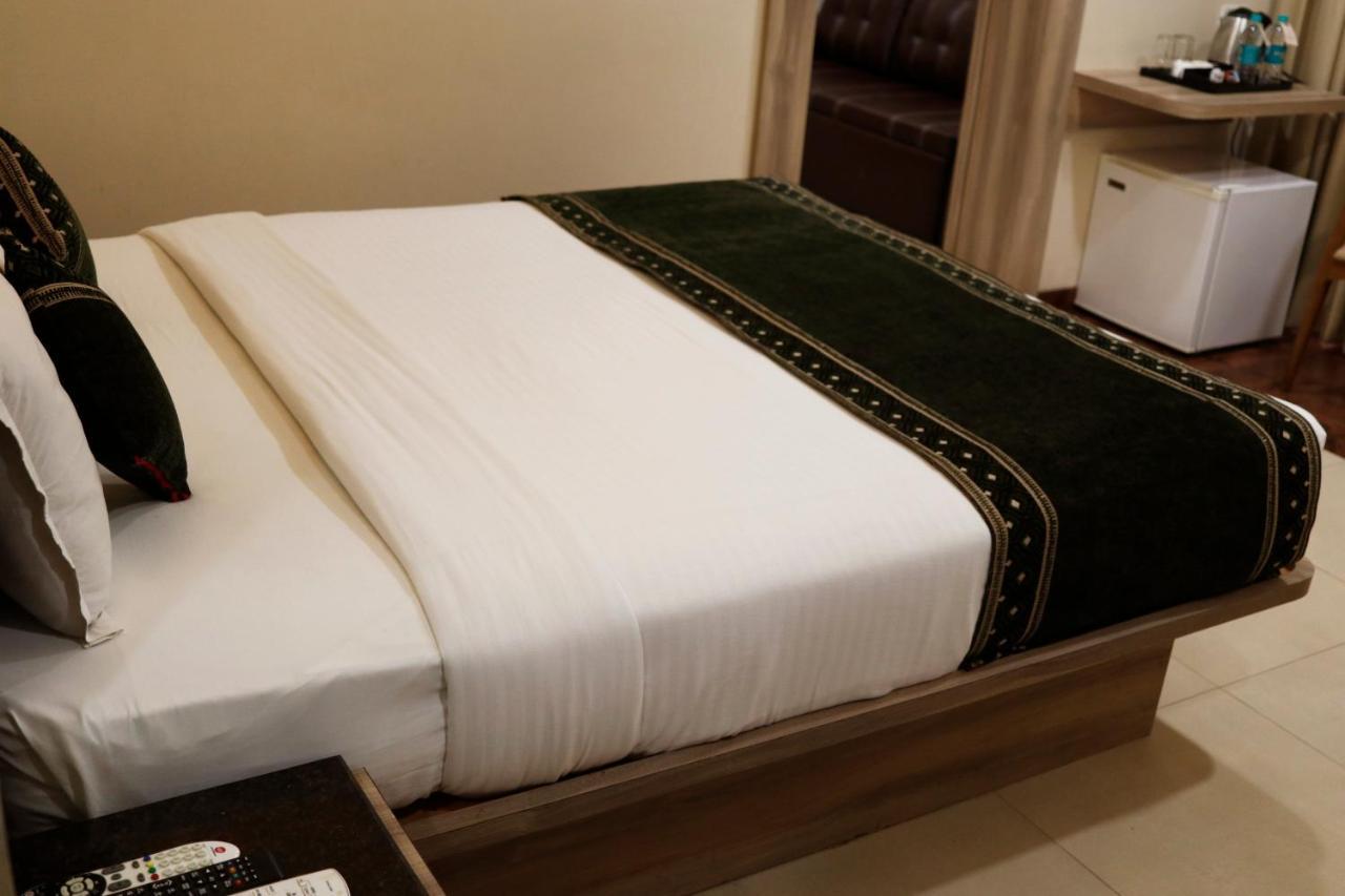The Myriad Hotel Bhayandar Eksteriør bilde
