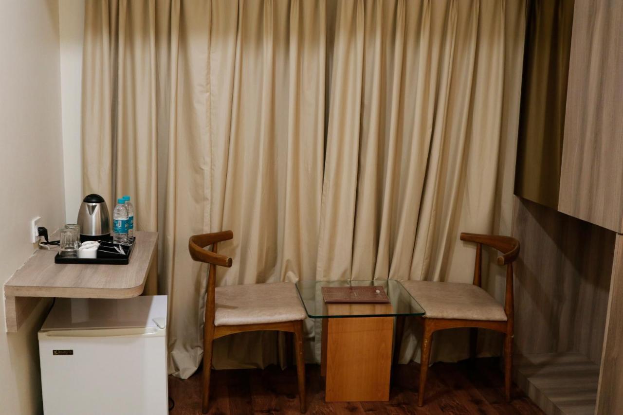 The Myriad Hotel Bhayandar Eksteriør bilde