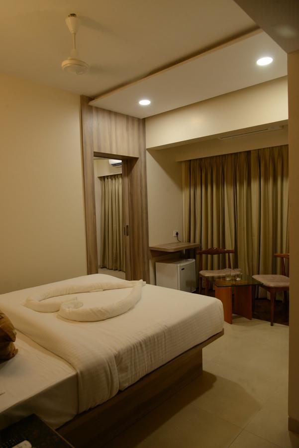 The Myriad Hotel Bhayandar Eksteriør bilde